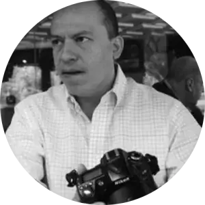 A nice thumbnail photo of Fernando Garcia holding a camera.