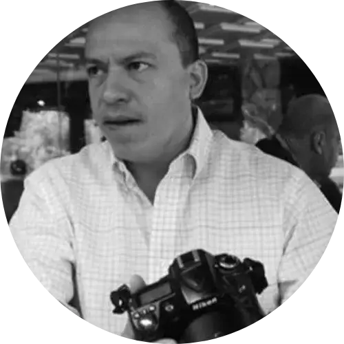 A nice thumbnail photo of Fernando Garcia holding a camera.