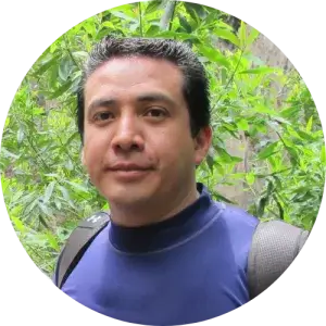 Enrique with a blue sport shirt, with vegetation behind, climbing Teposteco.